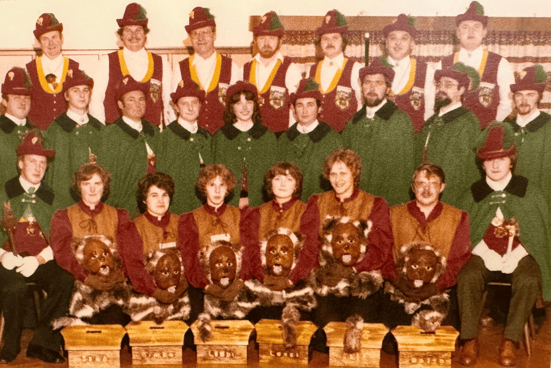 Traditionelle Ballettgruppe in historische Trachten mit Hundekostümen, lebendige Aufnahme im Vintage-Stil, passend für Hundetraining, Tiroler Tracht und Gesellschaftsveranstaltungen, nostalgischer Look.