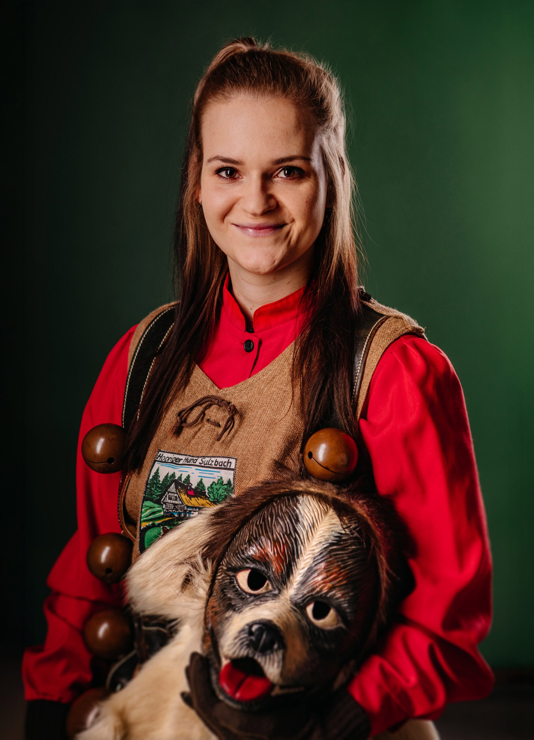 Hooriger Hund Sulzbach, traditionelle Tracht mit Tiermaske, lüftet das regionale Brauchtum und Hundesport, Darstellung eines motivierenden Vereinsbildes, Fokus auf Hundepflege und Gemeinschaft.