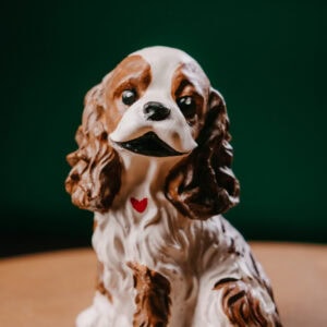 Kunsthandwerk Hund Figur mit Herz, dekorative Skulptur für Hundeliebhaber, handgefertigt, detailreiches Design, ideal als Geschenk oder Wohnaccessoire für Tierfreunde.