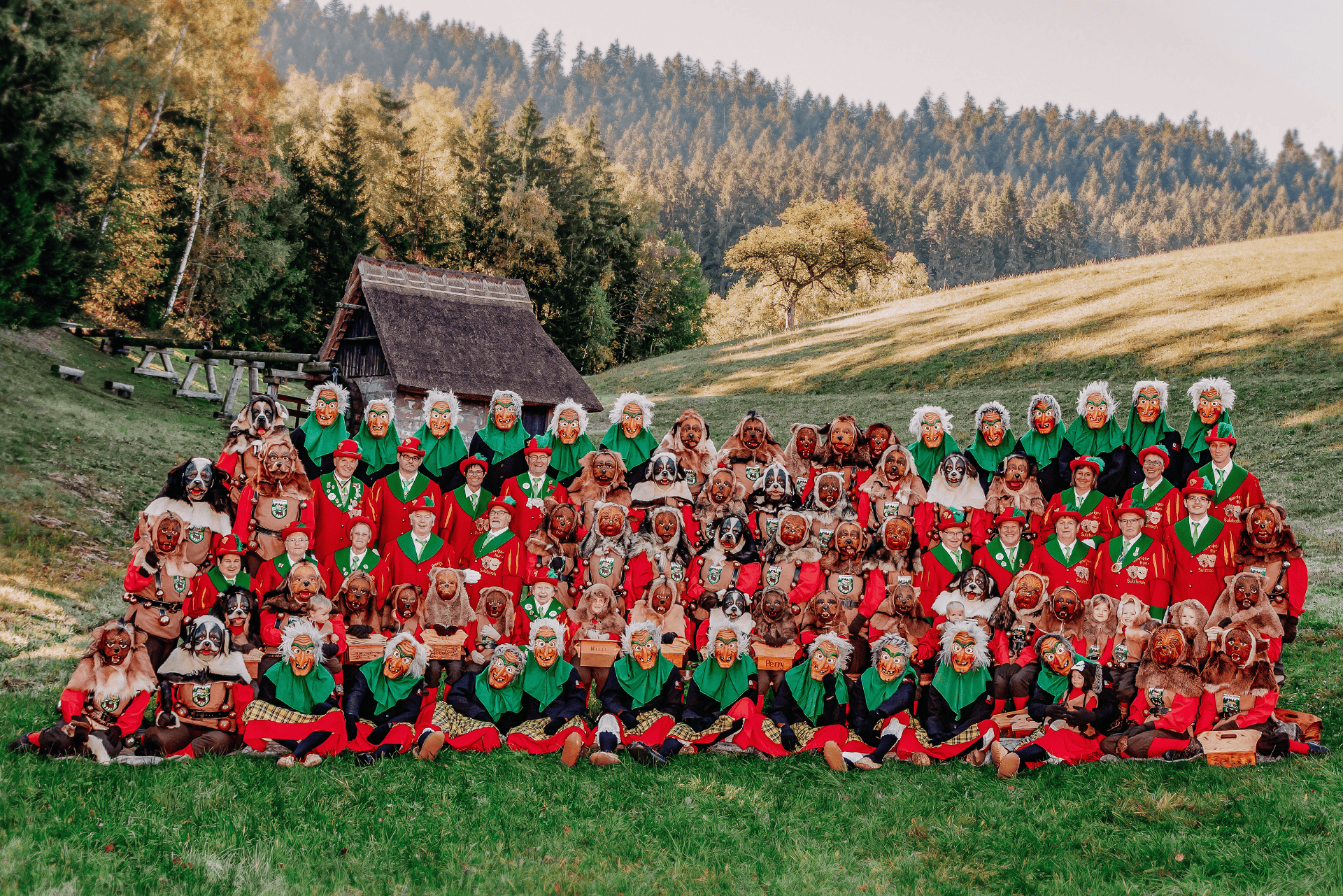 Hooriger Hund - Gruppenkonzept mit maskierten Menschen und Hunden im traditionellen Naturkulissen, ideal für Hundeschule, Hundetraining, Hundeverein, Hundesport, Tierliebe, Gemeinschaft.