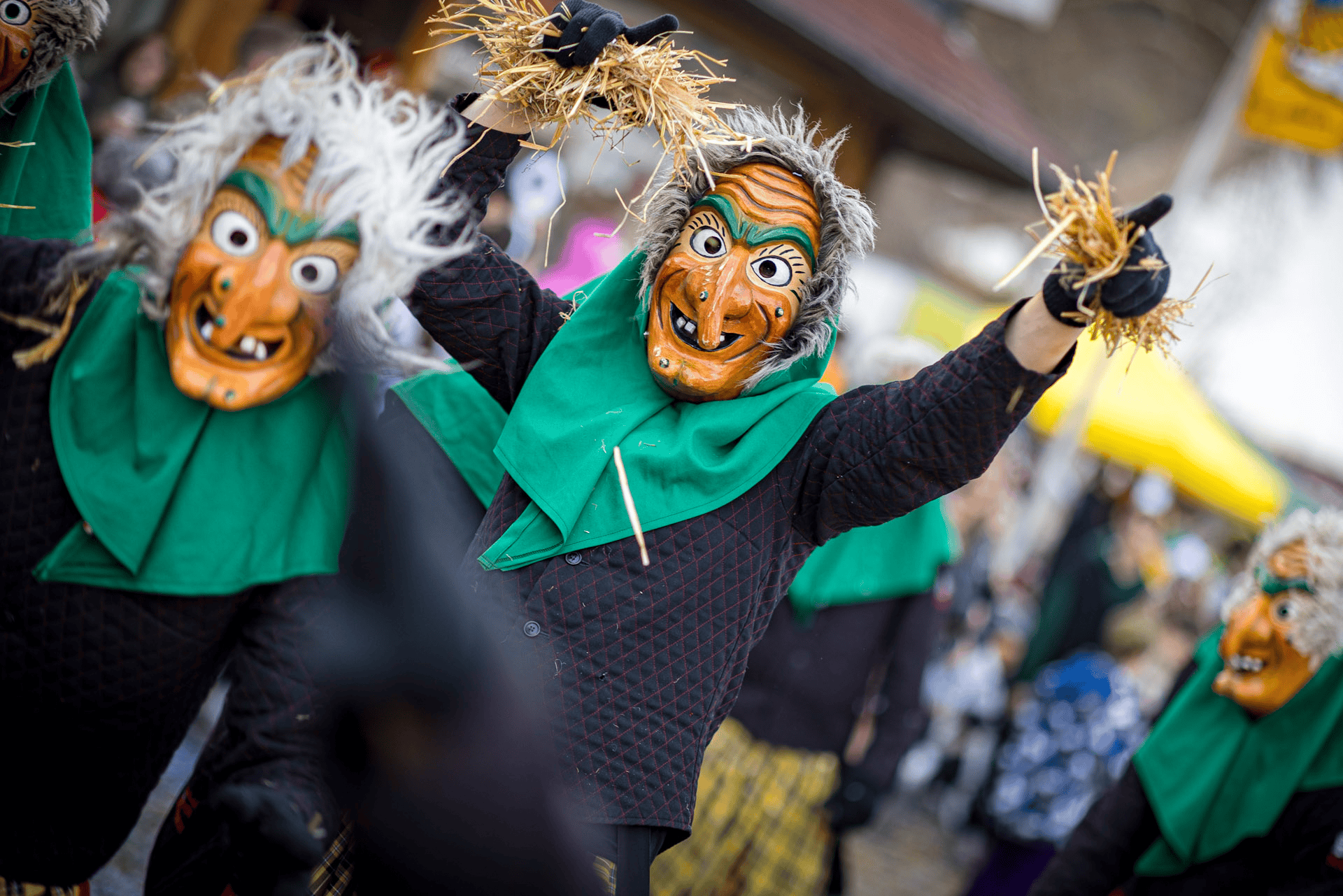 Fröhliche maskierte teilnehmer beim fasching in kostüm und maske, festival, karneval, traditionelle bräuche, bunt und lebendig, närrisches treiben, kostümveranstaltung, spaß und gefeierte kulturen, heimatfest, maskenball, fröhliche gemeinschaft in deutschland.