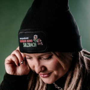Schwarze Beanie mit Patch "Hooriger Hund" und Hundemotiv, ideal für Hundeliebhaber, modisches Accessoire für Hundehalter, warm und stylisch.